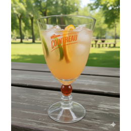Sklenice Cointreau na stopce