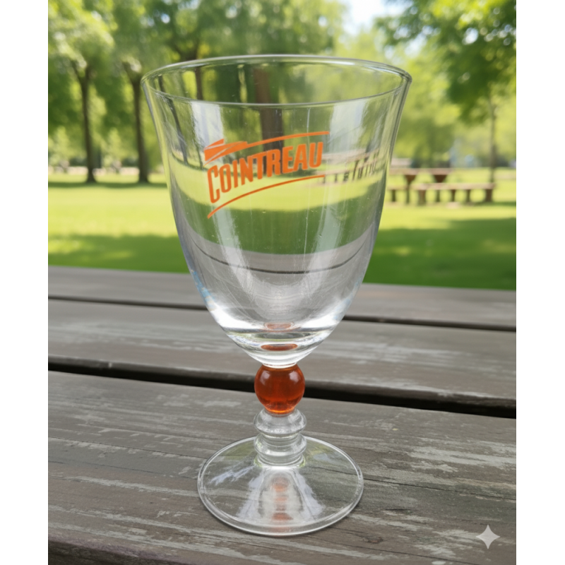 Sklenice Cointreau na stopce 